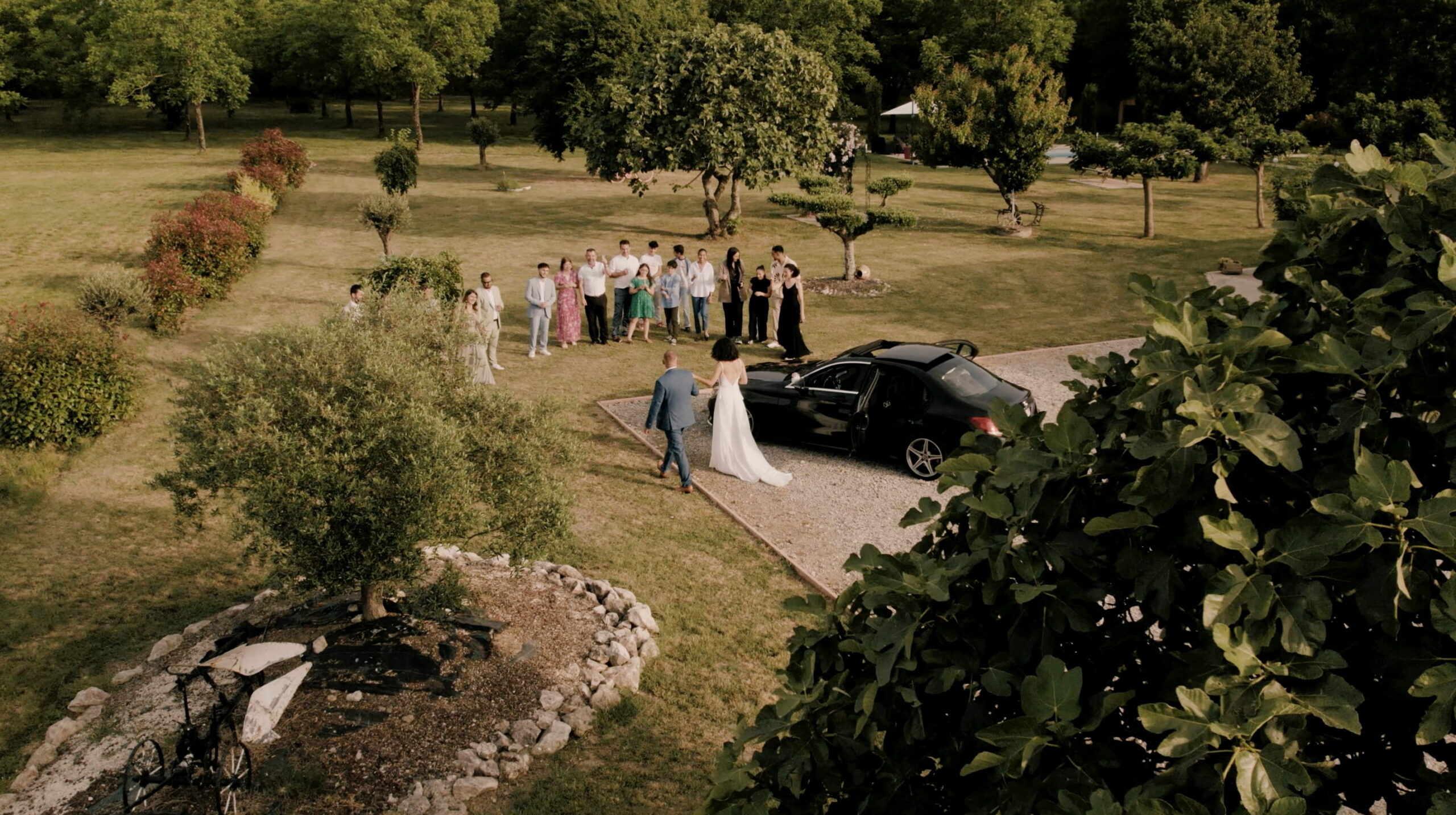 Mariage champêtre au domaine-des-oliviers à Toulouse, mariés rejoignant les invités dans un grand jardin verdoyant