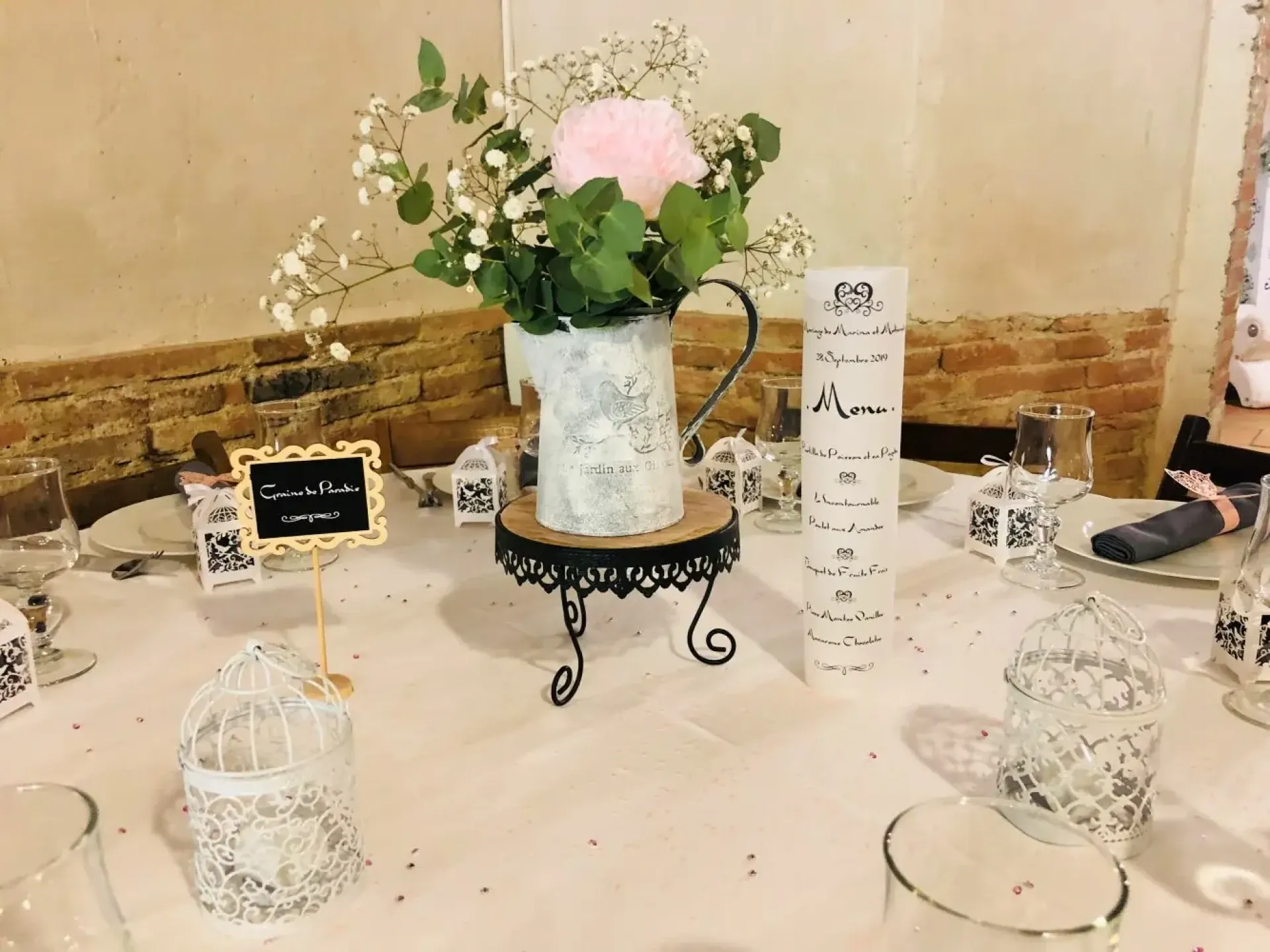 Table de mariage élégante au domaine-des-oliviers à Toulouse, centre de table fleuri et déco rustique chic